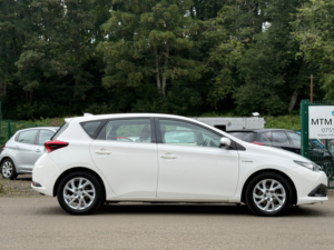 2016 Toyota Auris 1.8 Vvt-H Business Edition Hatchback 5dr Petrol Hybrid CVT Euro 6 (s/s) (136 Ps) in White — image 4