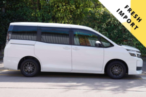 2016 Toyota Voxy 2.0 X 5dr 7 Seats in White — image 2