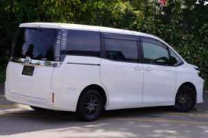 2016 Toyota Voxy 2.0 X 5dr 7 Seats in White — image 4