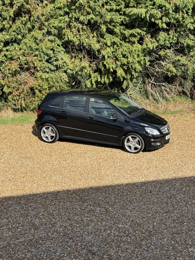 2011 Mercedes-Benz B Class 2.0 B180 Cdi Sport in Black — image 1