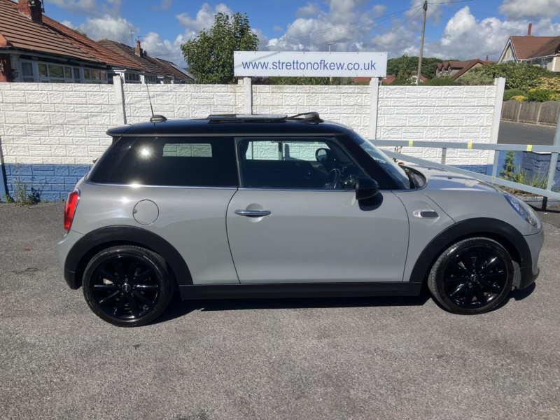 2015 MINI Hatch 1.5 Cooper 3-Door Hatch in Grey — image 1