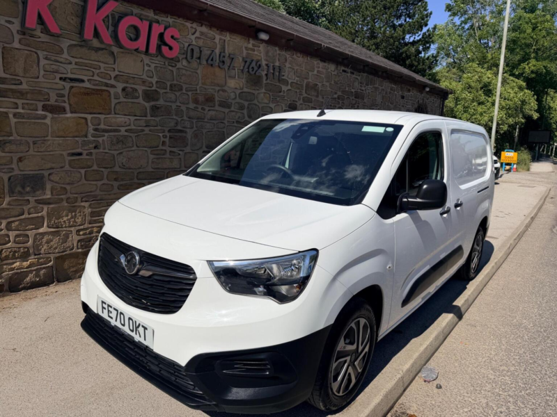 2021 Vauxhall Combo 1.5 Turbo D 2300 Edition Crew Van L2 Euro 6 (s/s) 4dr in White — image 1