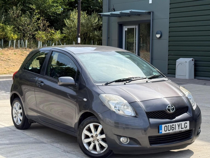 2011 Toyota Yaris 1.33 Dual Vvt-I T Spirit Euro 5 (s/s) 3dr in Grey — image 1