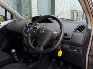2011 Toyota Yaris 1.33 Dual Vvt-I T Spirit Euro 5 (s/s) 3dr in Grey — image 2