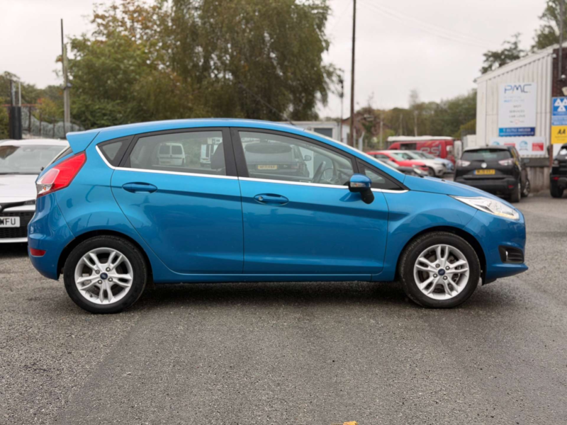 2016 Ford Fiesta 1.2 Fiesta Zetec 5dr in Blue — image 1