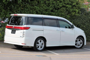 2010 Nissan Elgrand 3.5 Highway Star 5dr 8 Seats in White — image 4