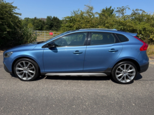 2015 Volvo V40 D4 Cross Country Lux Nav in Blue — image 6