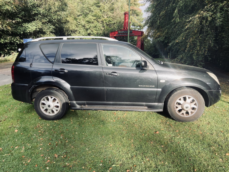 2004 Ssangyong Rexton 2.7 Td Rx 270 Se in Black — image 1