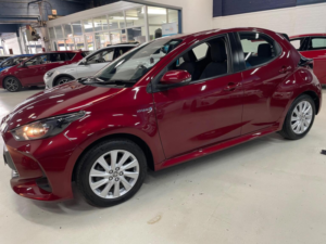 2021 Toyota Yaris 1.5 Vvt-H Icon E-CVT Euro 6 (s/s) 5dr in Red — image 6