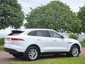 2017 Jaguar F-Pace 2.0 D180 Prestige Auto AWD Euro 6 (s/s) 5dr in White — image 4
