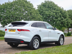 2017 Jaguar F-Pace 2.0 D180 Prestige Auto AWD Euro 6 (s/s) 5dr in White — image 6
