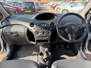 2005 Toyota Yaris 1.3 Vvt-I Colour Collection 5dr in Silver — image 2