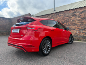 2018 Ford Focus 1.0t Ecoboost St-Line Euro 6 (s/s) 5dr in Red — image 6