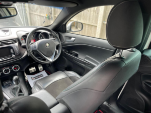 2014 Alfa Romeo Giulietta 2.0 Jtdm-2 Sportiva Nav Tct Euro 5 (s/s) 5dr in White — image 5