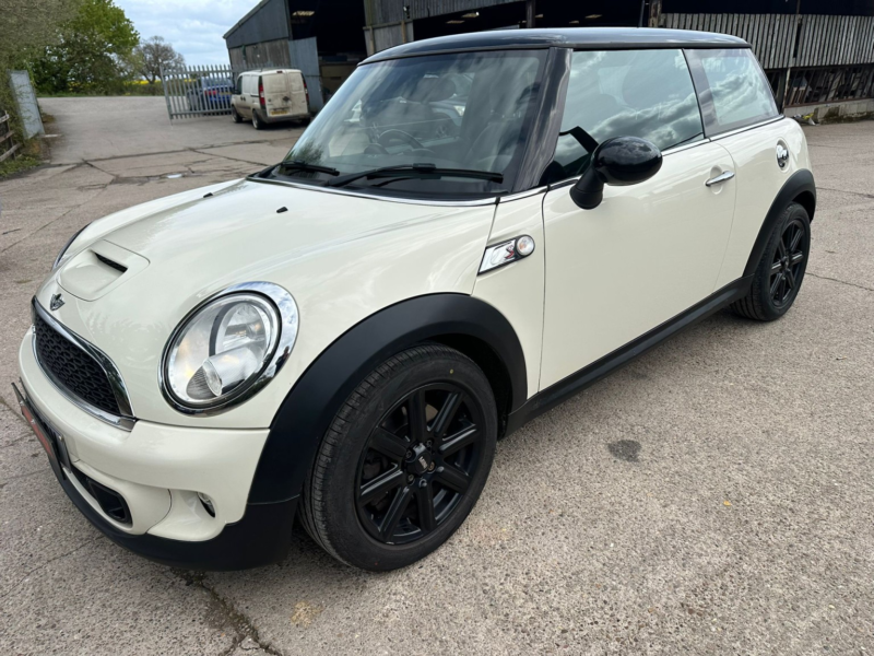 2012 MINI Hatch 1.6 Cooper S Hatch in White — image 1