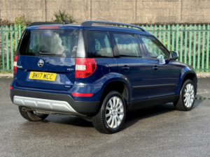 2017 Skoda Yeti 2.0 Tdi Se 4x4 in Blue — image 4