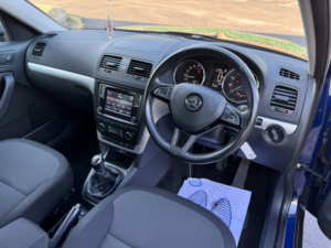 2017 Skoda Yeti 2.0 Tdi Se 4x4 in Blue — image 5