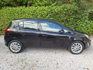 2014 Vauxhall Corsa 1.2 16v Se in Black — image 3