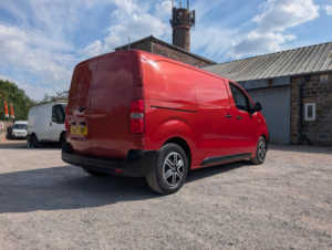 2017 Peugeot Expert 1.6 Bluehdi 1000 Professional Standard Panel Van Mwb Euro 6 (s/s) 6dr in Red — image 3