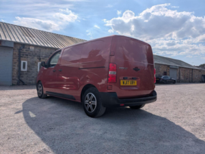 2017 Peugeot Expert 1.6 Bluehdi 1000 Professional Standard Panel Van Mwb Euro 6 (s/s) 6dr in Red — image 5