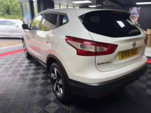 2015 Nissan Qashqai 1.5 Dci N-Tec SUV 5dr Diesel Manual 2WD Euro 6 (s/s) (110 Ps) in White — image 5