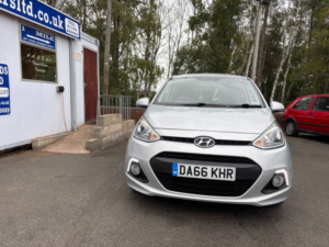 2016 Hyundai I10 1.2 Premium Hatchback 5dr Petrol Auto Euro 6 (87 Ps) in Grey — image 2