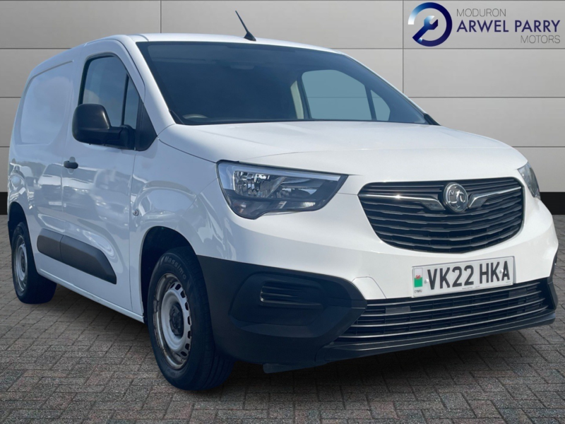 2022 Vauxhall Combo 1.5 Turbo D 2000 Dynamic in White — image 1