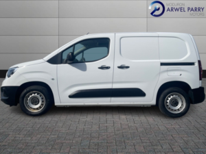 2022 Vauxhall Combo 1.5 Turbo D 2000 Dynamic in White — image 4