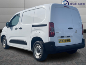 2022 Vauxhall Combo 1.5 Turbo D 2000 Dynamic in White — image 5
