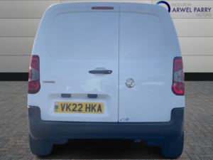 2022 Vauxhall Combo 1.5 Turbo D 2000 Dynamic in White — image 6
