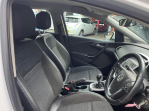 2015 Vauxhall Astra 1.6 16v Excite Euro 5 5dr in White — image 3