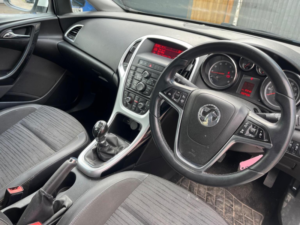 2015 Vauxhall Astra 1.6 16v Excite Euro 5 5dr in White — image 4