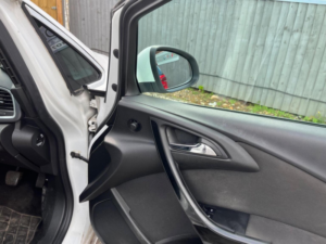 2015 Vauxhall Astra 1.6 16v Excite Euro 5 5dr in White — image 5