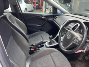 2015 Vauxhall Astra 1.6 16v Excite Euro 5 5dr in White — image 6