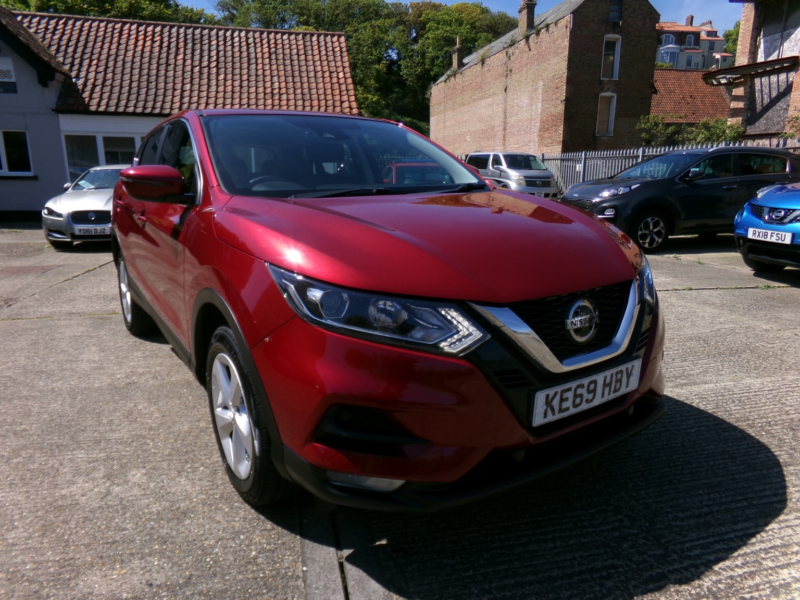 2020 Nissan Qashqai 1.3 Dig-T Acenta Premium in Red — image 1