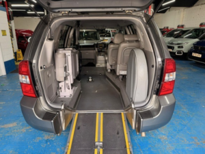 2011 Kia Sedona 2.2 Crdi 3 in Silver — image 4