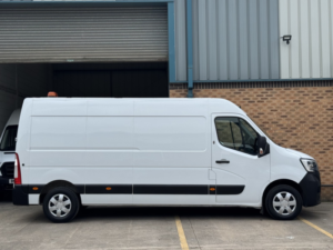 2022 Renault Master 2.3 Fwd Lm35 Dci 135 Business+ Fwd Long Lwb Medium Roof Euro 6 in White — image 4
