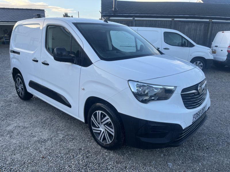 2019 Vauxhall Combo 1.6 Turbo D 2300 Edition in White — image 1