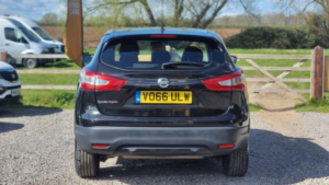 2016 Nissan Qashqai 1.5 Dci Acenta 2WD Euro 6 (s/s) 5dr in Black — image 6