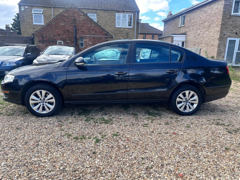 2006 Volkswagen Passat 1.6 Fsi S in Black — image 1