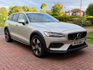 2021 Volvo V60 Cross Country 2.0 B4 Mhev Auto AWD Euro 6 (s/s) 5dr in Gold — image 2