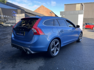 2015 Volvo V60 2.0 R-Design D4 (181hp) in Blue — image 3