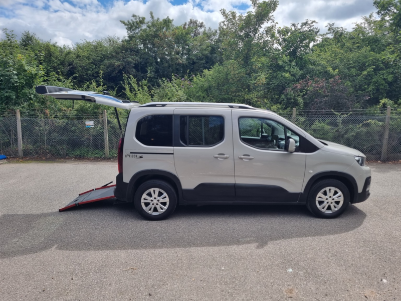 2021 Peugeot Rifter 1.2 Puretech in Beige — image 1