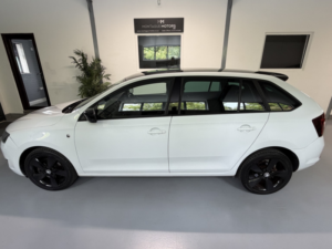 2015 Skoda Rapid Spaceback 1.6 Tdi Se Sport in White — image 2