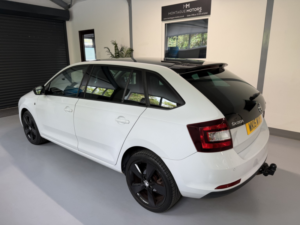 2015 Skoda Rapid Spaceback 1.6 Tdi Se Sport in White — image 3