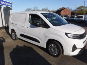 2024 Vauxhall Combo 1.5 Turbo D 2300 Pro in White — image 3