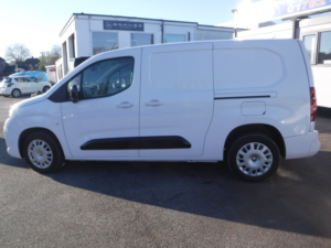 2024 Vauxhall Combo 1.5 Turbo D 2300 Pro in White — image 5