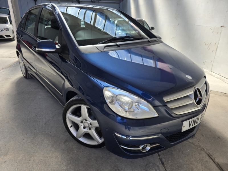 2011 Mercedes-Benz B Class 2.0 B200 Cdi Se in Blue — image 1