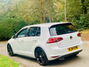 2014 Volkswagen Golf 2.0 Tdi Bluemotion Tech Gtd in White — image 6
