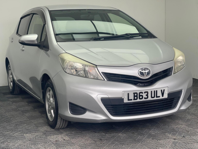2013 Toyota Yaris 1.33 Dual Vvt-I Tr Multidrive S Euro 5 5dr in Silver — image 1